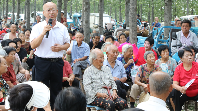茌平文艺轻骑兵走进小树林 歌曲《桃花依旧笑春风》演唱：王文江
