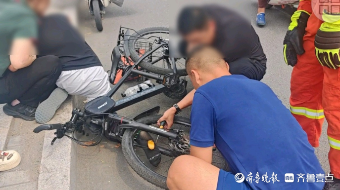 果然视频|男孩不慎脚卡自行车前轮处，消防员及时到场救援