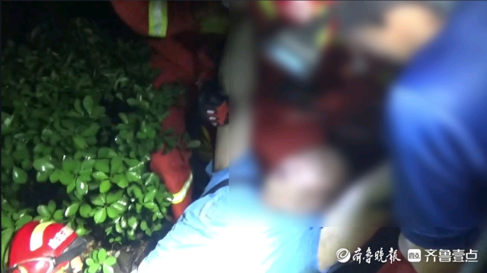 果然视频|男子不慎坠入路边深井，众人合力救援