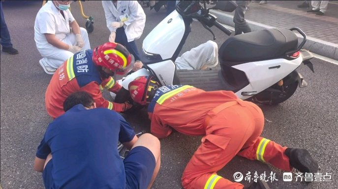 果然视频|男子手卡电动自行车前轮处，消防员紧急施救