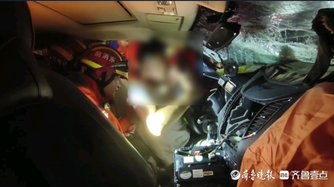 果然视频|轿车失控撞上路中护栏，消防员及时救出两名被困者