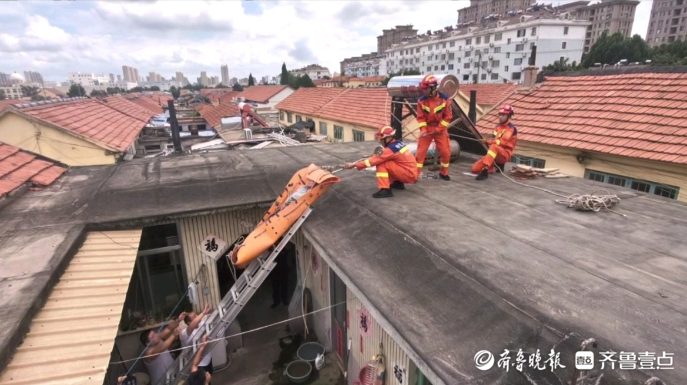 果然视频|老人登高摘瓜被困平房顶部，消防员搭梯施救