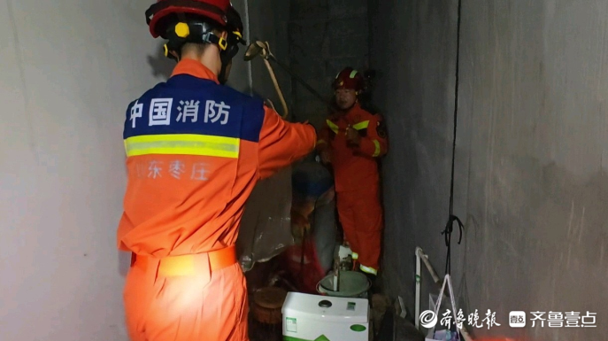 果然视频|花蛇溜进村民家，消防员到场“请”出来