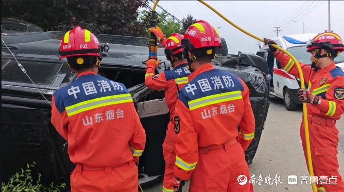 果然视频|SUV因交通事故侧翻路边，消防员破拆救出被困者
