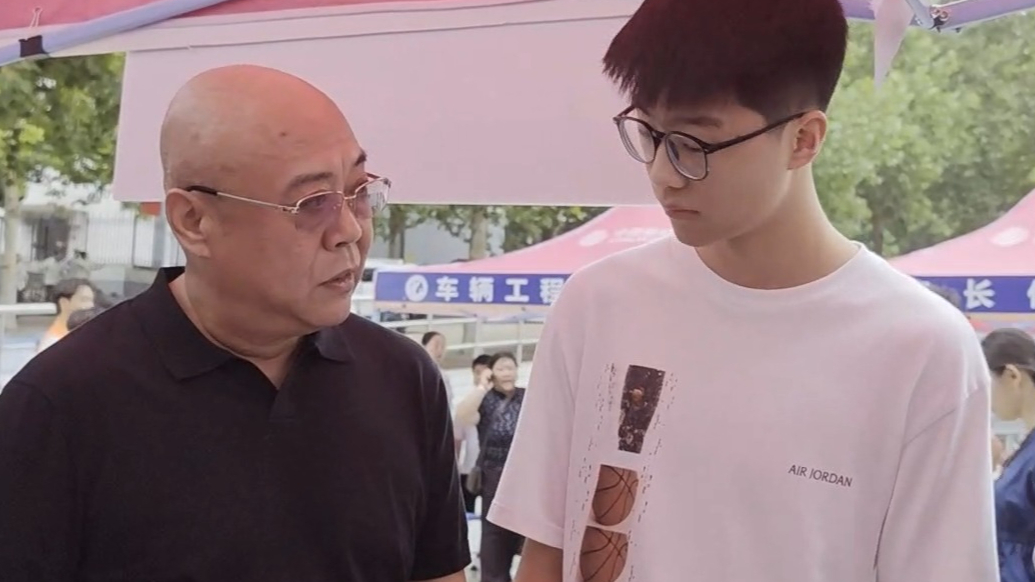 果然视频|高校迎新生，57岁老校友给自己“安排”5个小学弟
