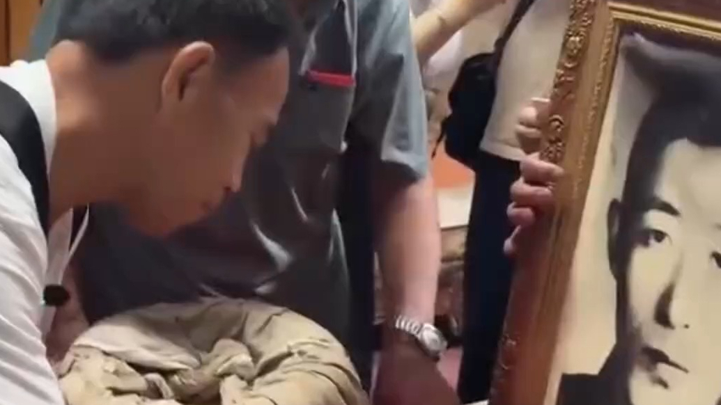 果然视频｜跪迎父亲落叶归根，去台老兵儿子感动洒泪