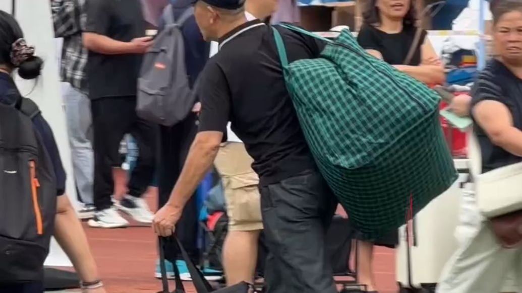 果然视频｜新生报到日，最重的行李总在父母肩上