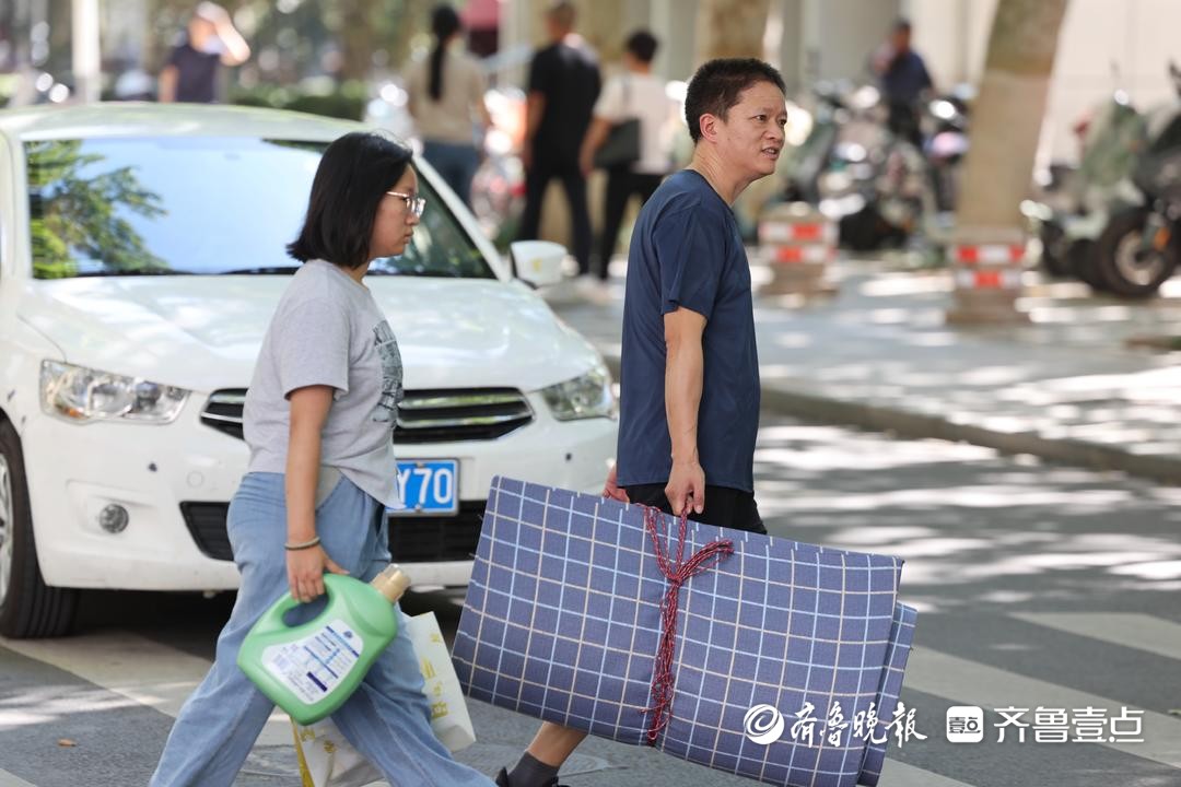 大包小包都是爱！山大喜迎新生，父母千里相送