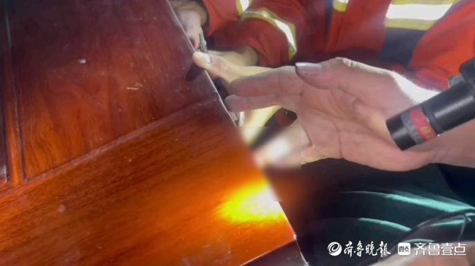 果然视频|男子不慎手卡防盗门的孔洞中，消防员到场破拆施救