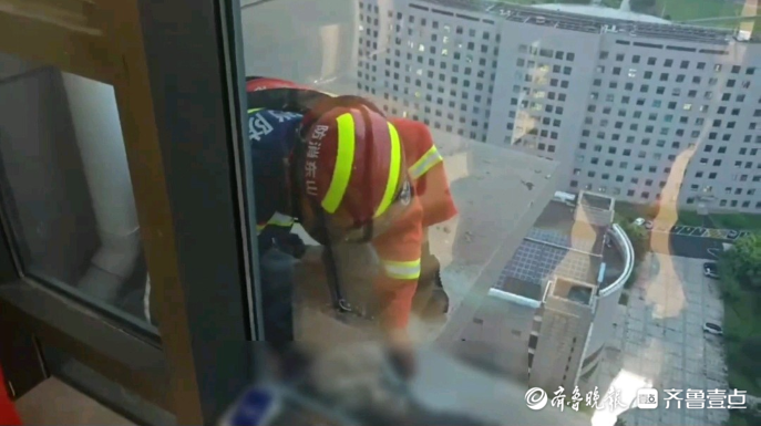 果然视频|女子被困27楼外平台，众人合力施救