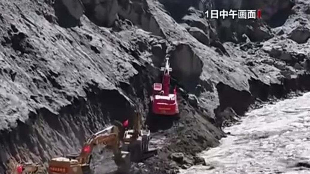 西藏日喀则市吉隆县泥石流灾害抢险救援，国道216线抢通工作持续进行中