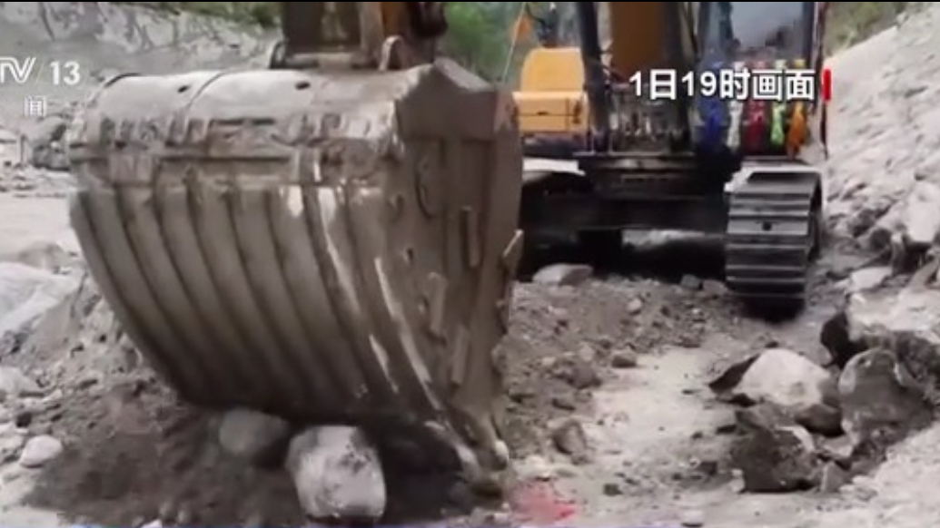 直击国道216抢通现场，大型机械涉水抵达核心受灾区