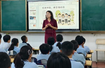 开学第一天，威海经开区皇冠中学师生同上爱国主义思政课
