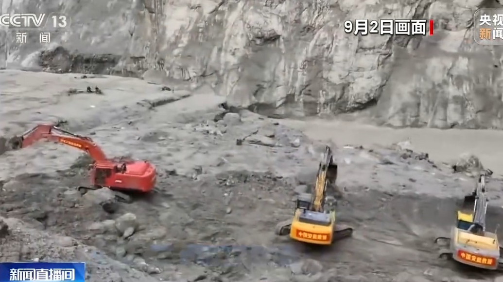 吉隆镇通往吉隆口岸陆路救援通道实现畅通，大型车辆、机械设备进入受灾核心区开展深层次搜救