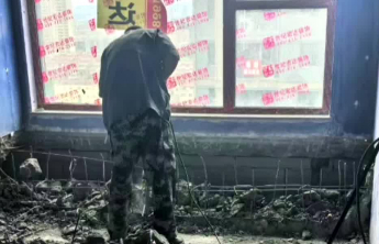 装修能砸飘窗吗？济南保利琅悦顶楼业主砸掉两个飘窗引邻居恐慌！