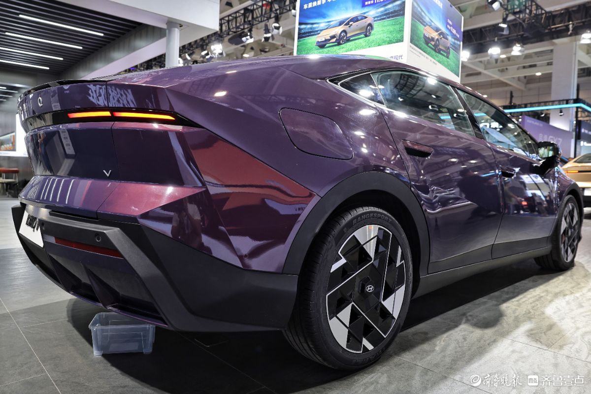 赛博美学纯电轿车，艾尼氪V亮相2026齐鲁秋季车展