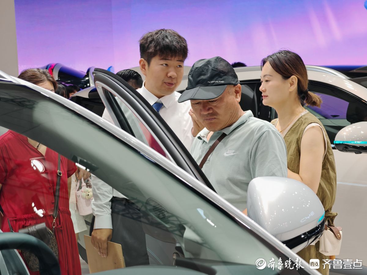 热情挡不住，齐鲁秋季车展首日正午依然人头攒动