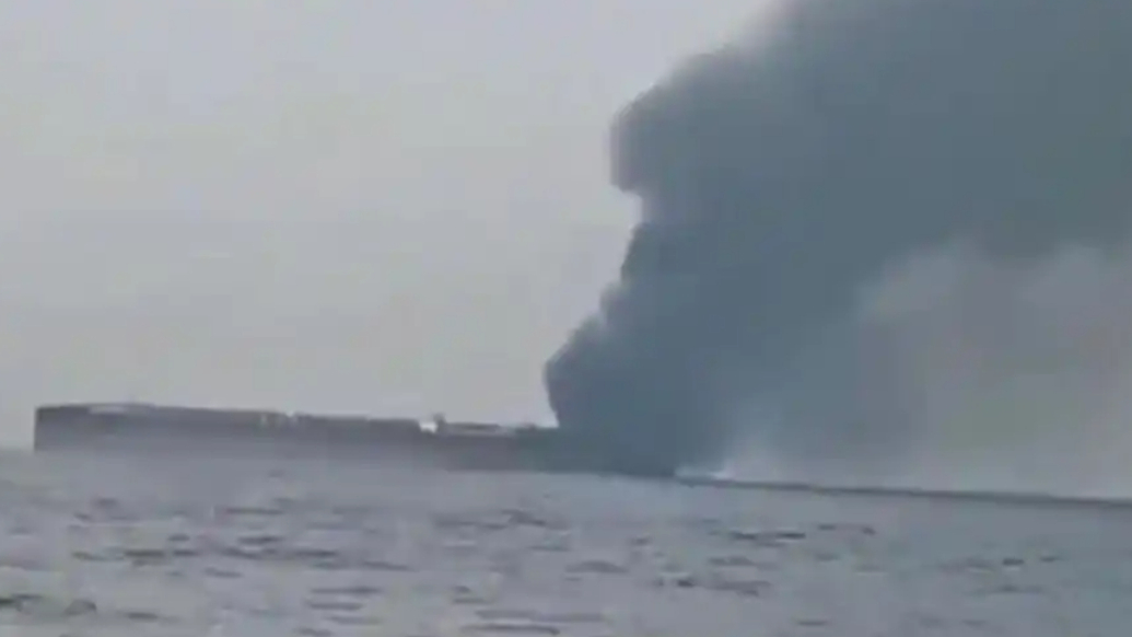 伊朗称两艘油轮试图穿越霍尔木兹海峡时触雷起火
