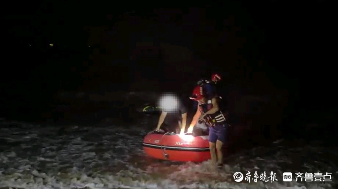 果然视频|三人驾船出海被困，消防员驾驶冲锋舟及时救援