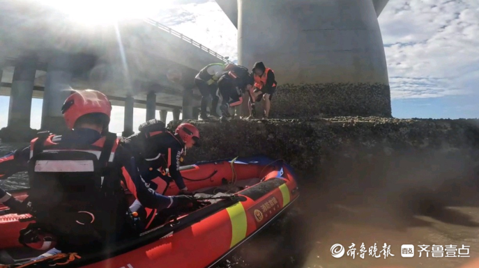 果然视频|三人赶海遇涨潮被困桥墩下，消防员驾艇施救