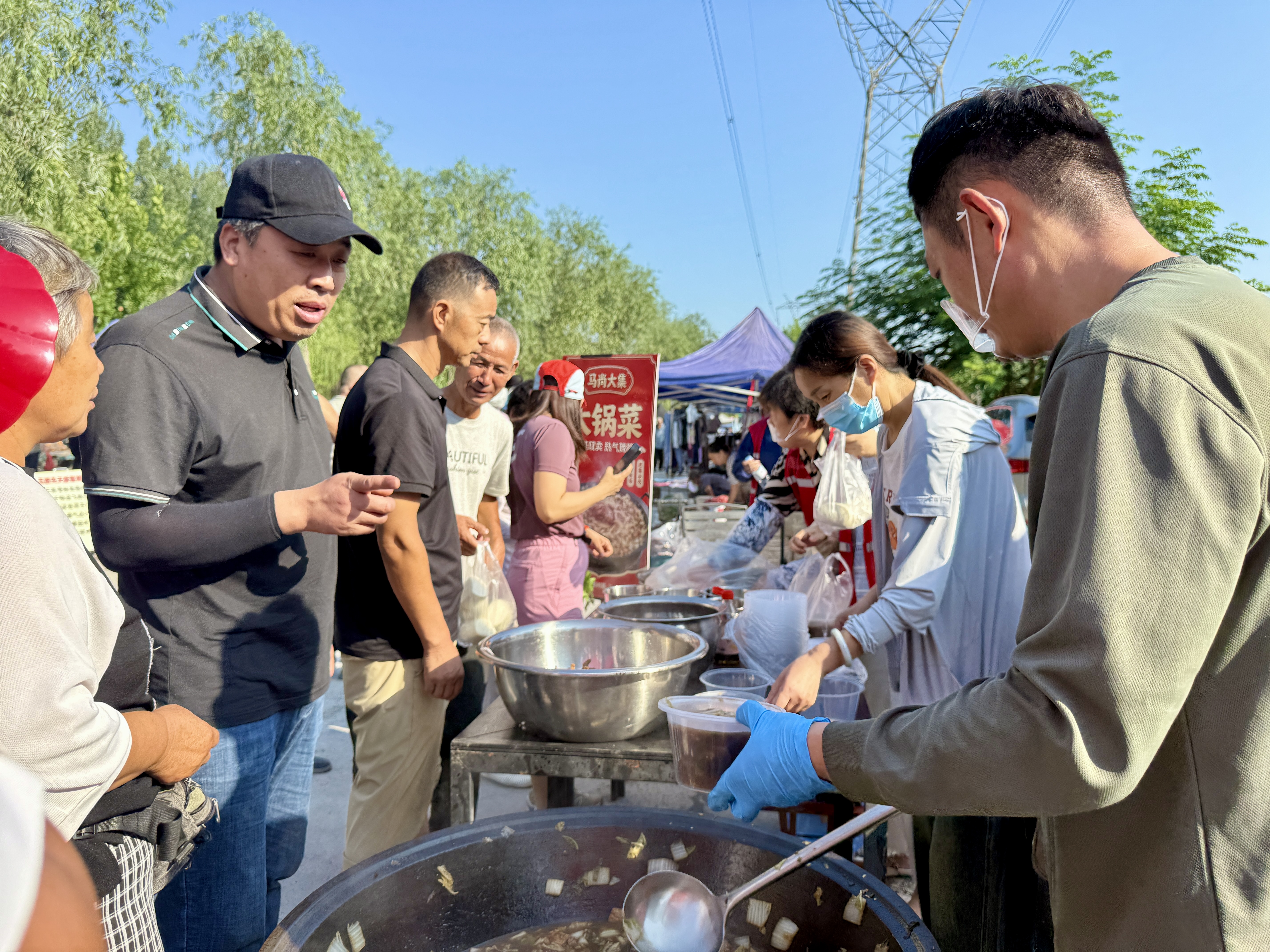 马尚大集初秋时节现场：赶集市民络绎不绝，感受大锅菜的人间烟火