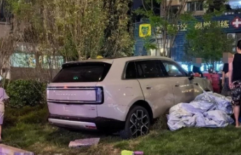 小米回应澎程冲上绿化带事故：客户因紧张将油门误当刹车