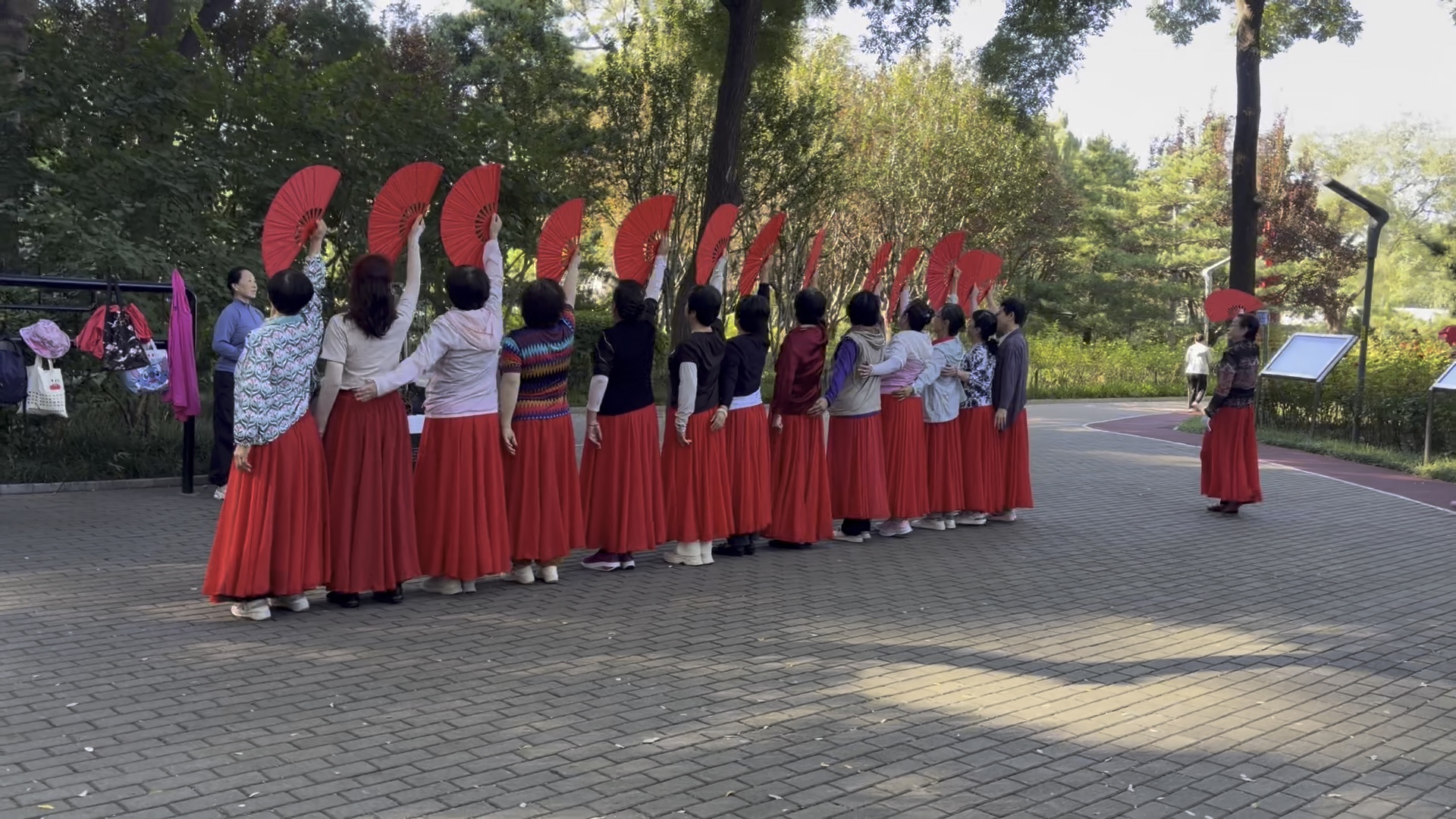 迎国庆 红红的扇子手中拿 大红裙子舞起来