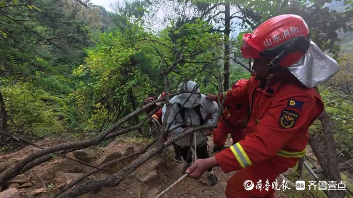 果然视频|三人徒步登山不慎遇险被困，消防员协助其安全脱困