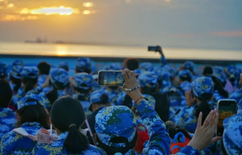 行走的思政课！烟台大学举行2026级学生军训拉练活动