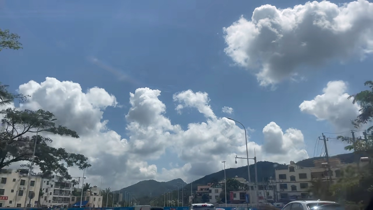 椰风伴长路，白云慰行人