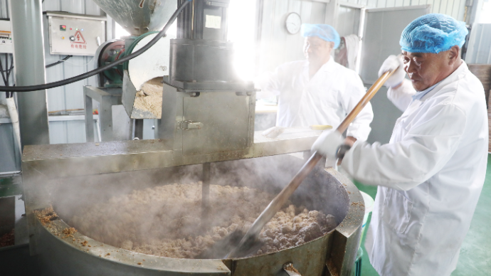 山东茌平：步老憨笨榨花生油备战中秋节日市场