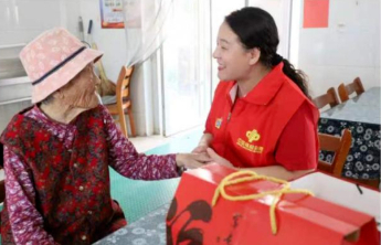 送暖入桑榆 公益助安康——枣庄福彩开展中秋节系列慰问活动