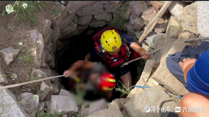 果然视频|老人不慎坠入水井，众人合力悬绳施救