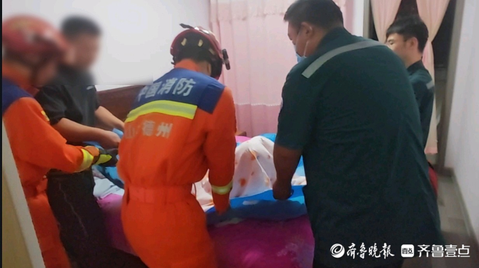 果然视频|孕妇在家中突发状况急需就医，消防员紧急到场救援