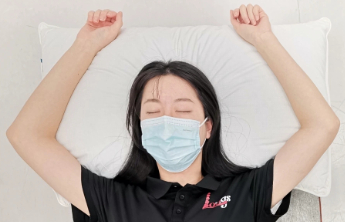 热闻|“举手式睡姿是身体在求救”热搜第一！你有这个习惯吗？