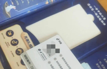 多地网友莫名收到中秋礼盒，这空降的月饼是馅饼还是陷阱？