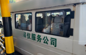 一核载7人殡葬车实载16人且多为老人，警方：司机涉危险驾驶罪