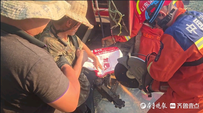 果然视频|男子被收割机“咬”住腿，消防员到场破拆救援
