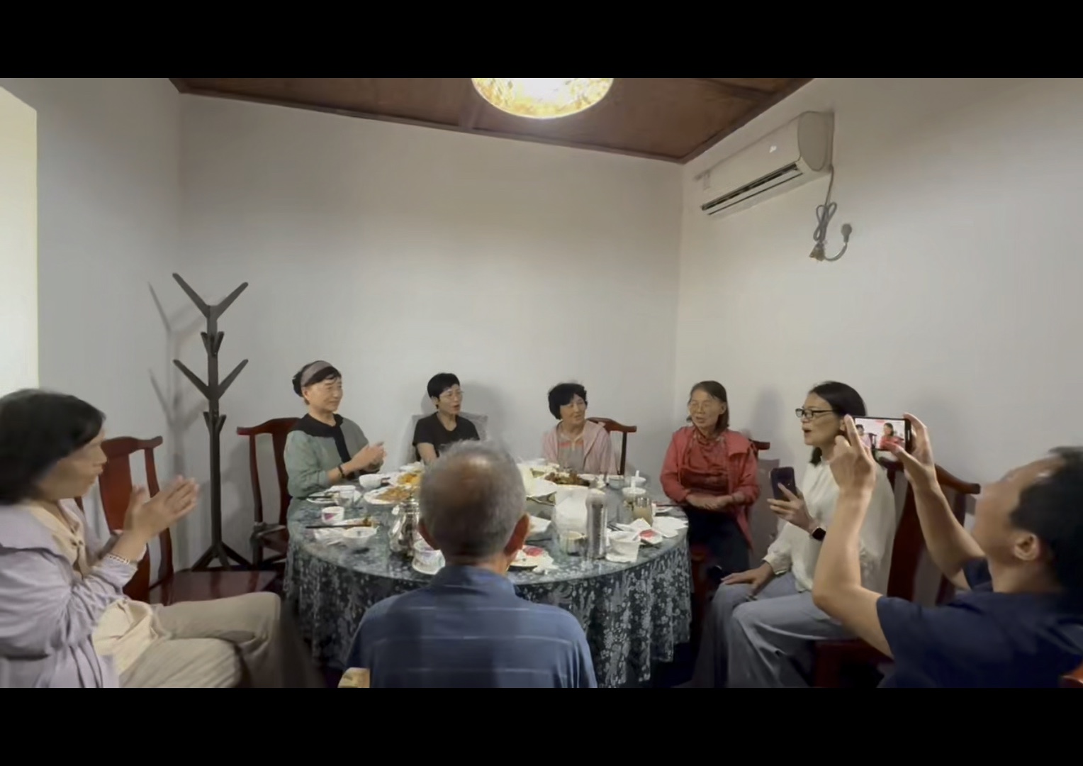 珍惜相处时光，携手同行向阳.视频秋枫