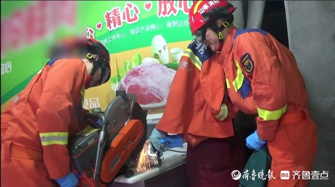 果然视频|女子被绞肉机“咬”手，消防员耐心破拆帮其脱困