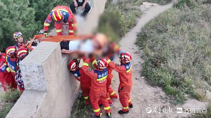 果然视频|男子爬山抄近路却崴脚被困，消防员用担架助其安全下山