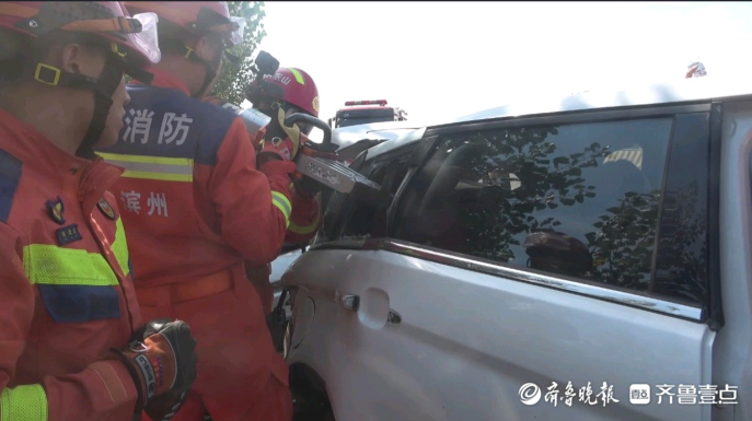 果然视频|两车发生交通事故，消防员破拆救出被困者