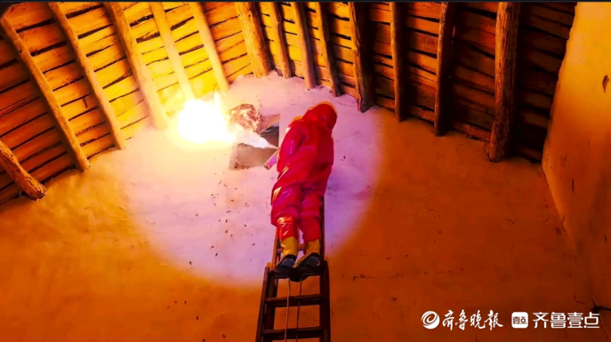 果然视频|马蜂在村民家屋顶上筑巢，消防员“火攻”清除