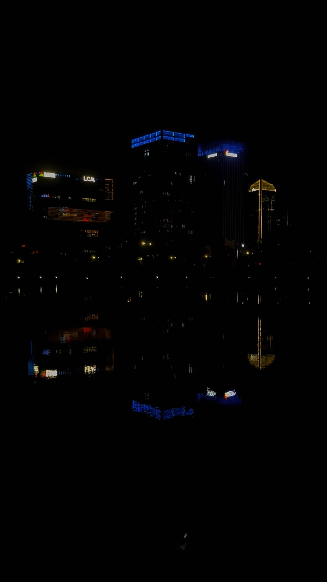  高楼凝夜色，倒影落清波