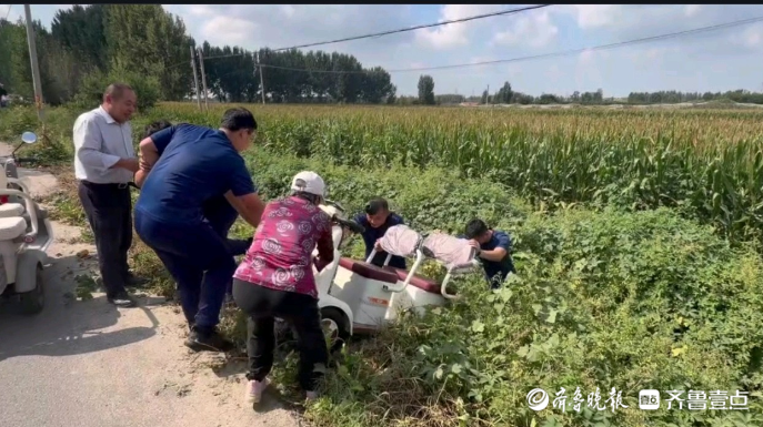 果然视频|老人不慎将电动四轮车骑进路边沟，消防员及时出手救援