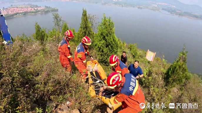 果然视频|男子爬山摔伤被困，消防员担架救援助其脱困