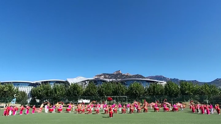 泰山脚下，蓝天下跃动的诗行.视频杨士珍