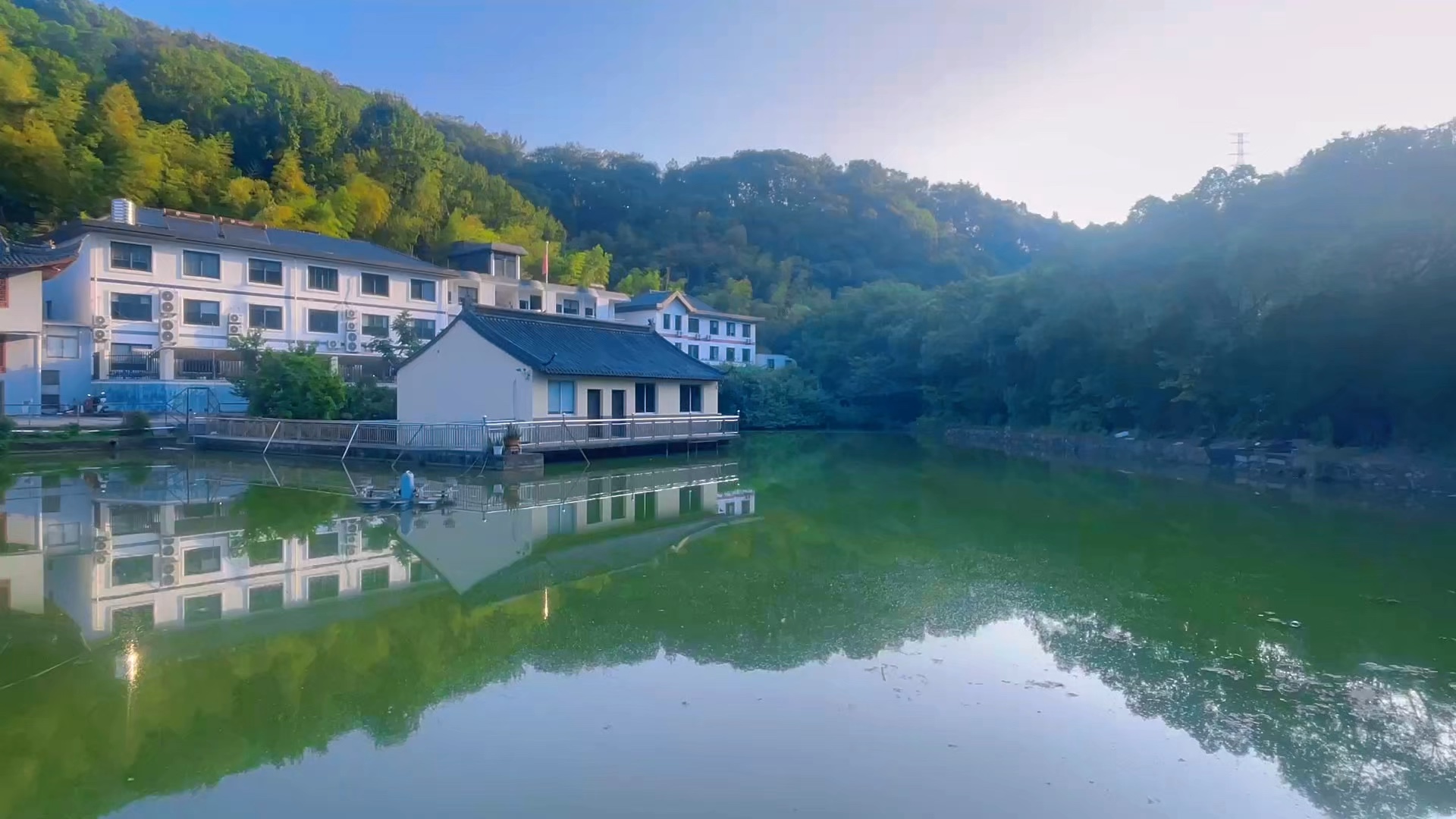 一池倒影，半舍青山