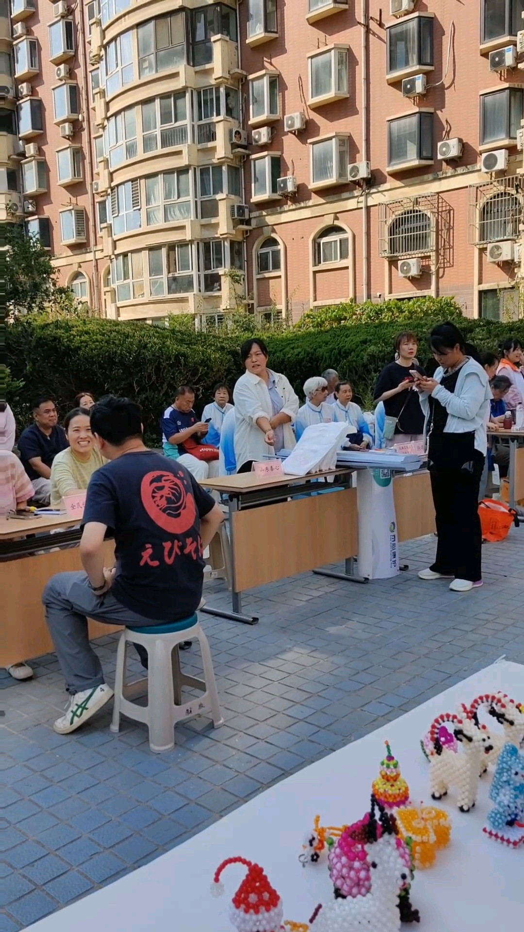 月圆中秋迎国庆，邻里市集聚温情。2026年9月23日下午。