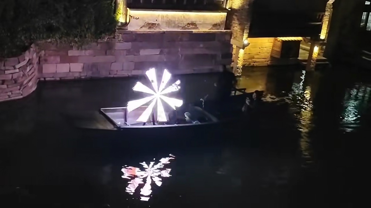 盐官中秋，月光倾洒河面，河水漾起粼粼清波美如仙境.凤凰摄影